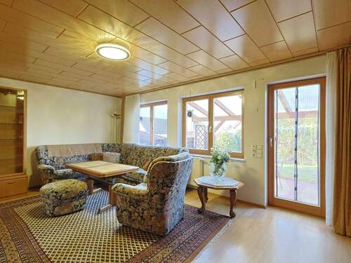 Geräumiges Tageslichtbad mit Badewanne und Dusche - 