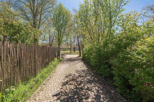Einfahrt mit Blick Richtung Dorfplatz - 