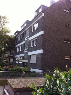 Haus Frontseite - Grafenberg, helle 2-Zi-Whg, Südbalkon, zentrale Lage
