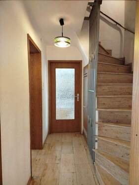 Flur EG Treppe zum OG - 