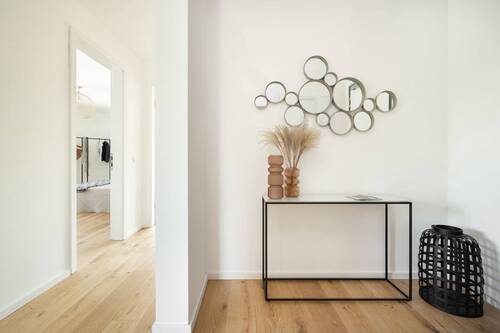 großzügiger Garderobenbereich - 