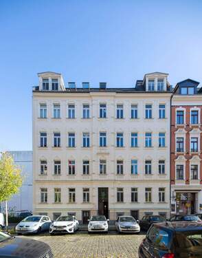 Hausansicht - Zeitnah bezugsfreie 2-Zimmer-Wohnung im Dachgeschoss mit Terrasse und klassischen Stuckdetails