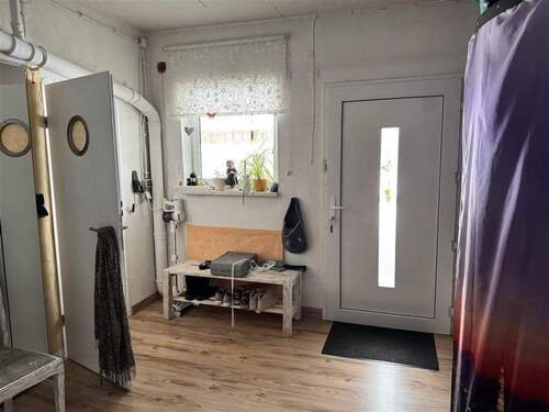 Nebeneingang mit Heizungsanlage - 