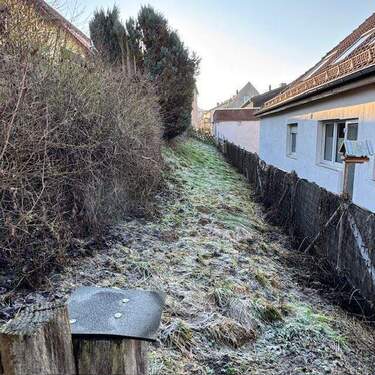 Weg zum hinteren Gartengrundstück - 