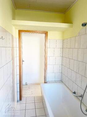 Tageslichtbad mit Wanne, WC und Waschtisch - 