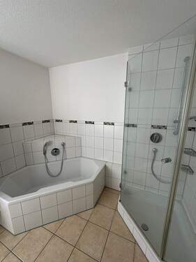 Badewanne und Dusche - 