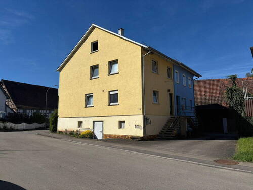 Frontansicht - Doppelhaushälfte mit Scheune, Garage & großem Garten in Unterheimbach
