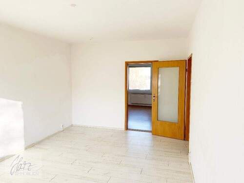 Wohnzimmer mit Blick Richtung Schlafzimmer - 3 Zimmer Etagenwohnung zum Kaufen in Zeithain