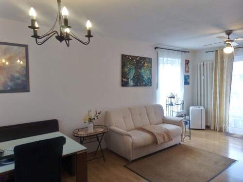 Wohnzimmer - Sonnige 3 Zi. Whg. mit 18 qm Balkon bei Karlsfeld - Natur trifft Puls des Lebens