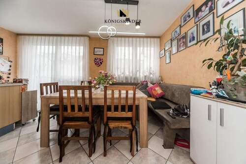 Wohnküche mit Zugang zum Balkon - 