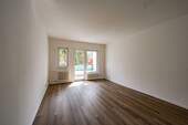 Wohnzimmer - Zugang zum Balkon - 3 Zimmer Etagenwohnung zum Kaufen in Berlin