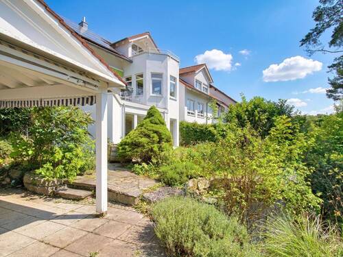 Überdachte Terrasse und Gartenbereich - 