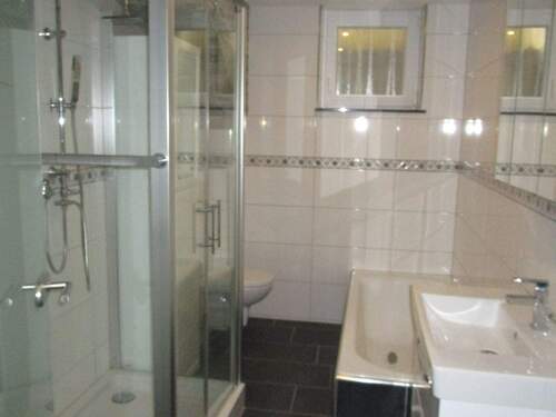 Badezimmer mit Badewanne und Dusche - 2 Zimmer Etagenwohnung in Ottweiler