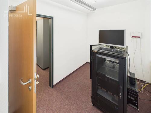 CAM03352G0-PR0065-STILL006 - 