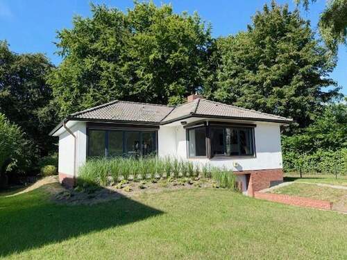 Südseite mit Terrasse - 4 Zimmer Bungalow in Hamburg