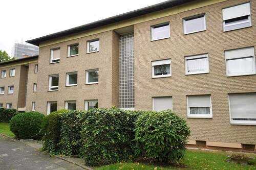 Gebäudeansicht - Sofort einziehen und wohlfühlen - 3-Zimmer-Wohnung im Hochparterre in Uninähe wartet auf Sie