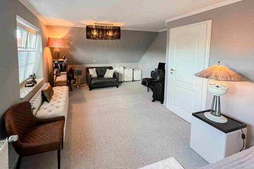 großzügiges Hauptschlafzimmer - 