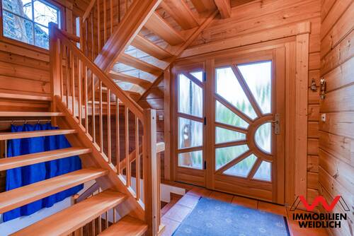 Helle Eingangsdiele und Treppenhaus - 