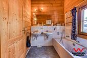 Bad im Obergeschoss mit Wanne und Dusche - 