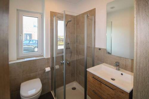 Gäste-WC mit Dusche - 