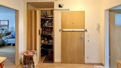 Flur mit integrierter Abstellkammer - 