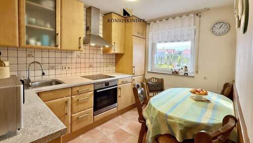 Die Küche der Eigentumswohnung mit integrierter Haushaltsgeräte - 3 Zimmer Etagenwohnung in Metzingen