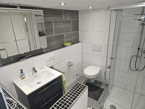 Einliegerwohnung: Badezimmer - 5 Zimmer Einfamilienhaus in Ottweiler