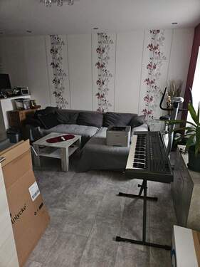 Einliegerwohnung: Eingang, Wohnzimmer - Einfamilienhaus mit 116,00 m&sup2; in Ottweiler zum Kaufen