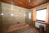 Mit Platz für Wanne und Dusche - 