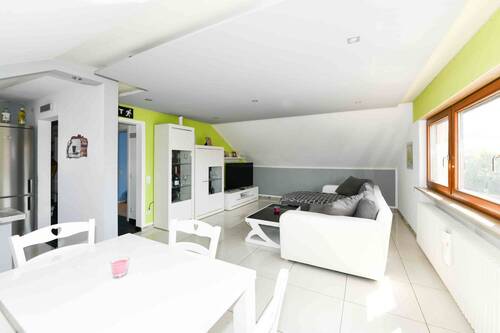 Wohnzimmer - ImmoBillia: 'Einziehen und wohlfühlen - neu renovierte 3 Zimmer Dachgeschoss Wohnung!'