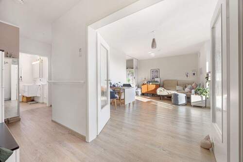 Flur + Wohnzimmer - 2 Zimmer Etagenwohnung zum Kaufen in Quickborn