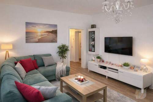 Wohnzimmer - Attraktive 4-Zimmer-Wohnung mit Balkon, Stellplatz & Ausbaupotenzial