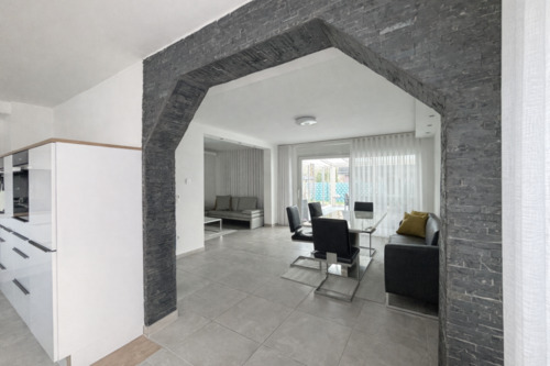 Wohn-/Esszimmer mit offener Küche im EG - 