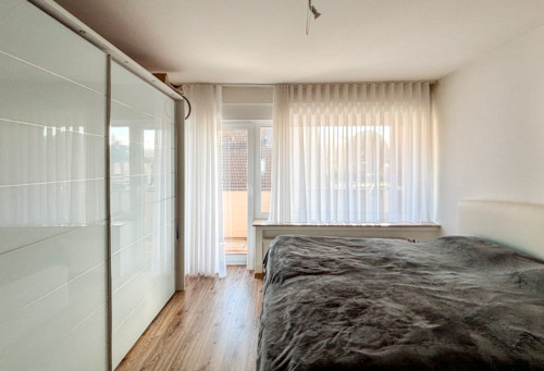 Schlafzimmer mit Zugang zum Balkon im OG - 