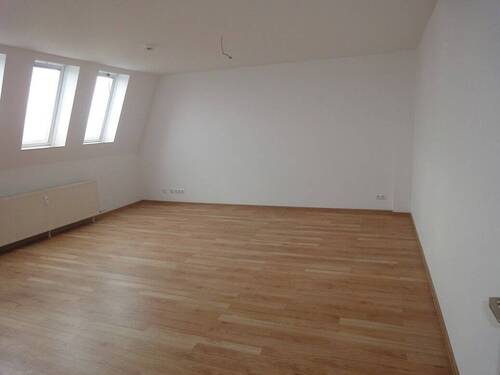 Wohnzimmer - 2 Zimmer Etagenwohnung zur Miete in Dessau-Roßlau