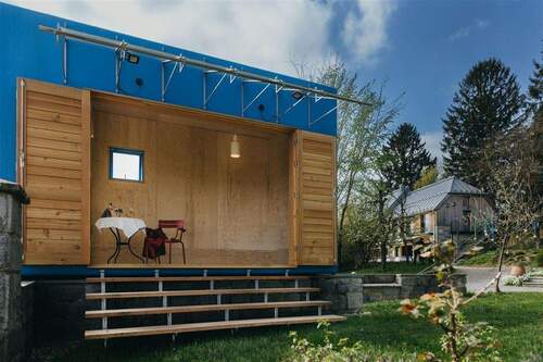 blaue Würfel als Freisitz - 