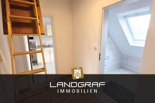 Flur mit Zugang Dachboden - 