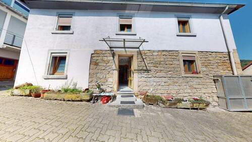 Hauseingang - ~~ HAUS IN KLINGENMÜNSTER ( ALS WOHNEIGENTUM, 2 STELLPLÄTZE, ANBAU, OHNE GARTEN ) ~~