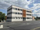 Titelbild - Moderne Bürofläche mit 8 Räumen und 4 Stellplätzen