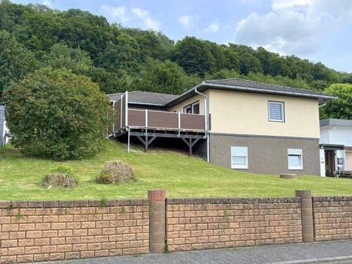 Frontansicht - Gepflegter Bungalow mit Einliegerwohnung und schönem Grundstück in ruhiger Lage von Westerburg