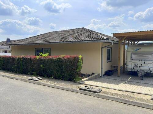Rückansicht & Carport - 7 Zimmer Bungalow in Westerburg