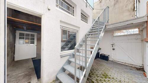 Innenhof - Treppe zur Terrasse - Garage - Kellerzugang - 