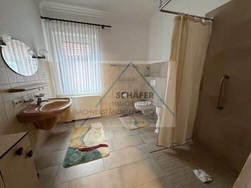 Bad mit ebenerdiger Dusche - 