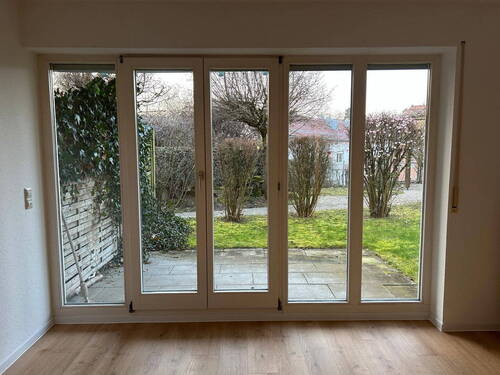 Blick auf die Terrasse - 2 Zimmer Etagenwohnung in Böblingen