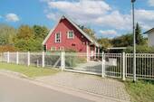 Fassade und Einfahrt - 