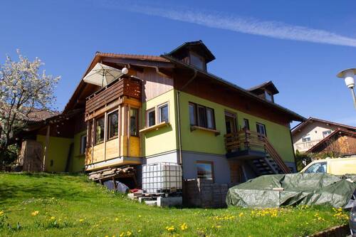 Aussenansicht - Viel Platz für die ganze Familie – Wohnhaus mit Einliegerpotenzial in schöner Aussichtslage
