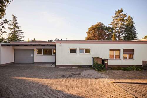 Ansicht Außen - **WG Geeignet** Vollmöbliertes Einfamilienhaus mit Garten, Garage in ruhiger Lage