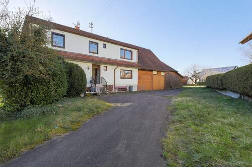 Haus rechts mit Hofzufahrt - 