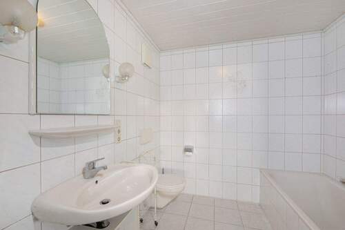 Haus rechts: Bad EG - 