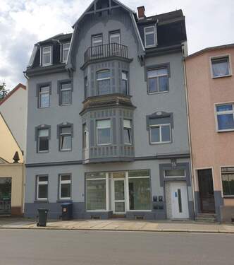 Fassade neu.jpg - Familienwohnung im charmantem Altbau im Zentrum - neue Heizung!